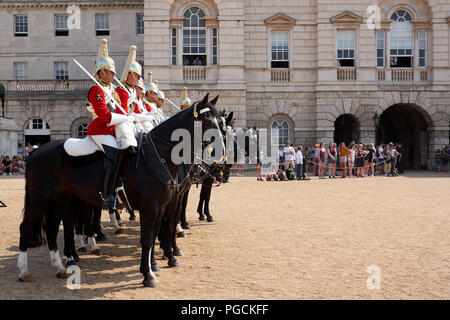 London / UK - 26 Luglio 2018: Soldati, montato a cavallo, a guardia a Horseguard's Parade di Londra Foto Stock