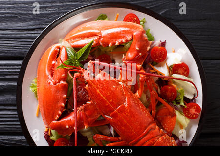 Tutto a base di aragosta cotta servito con insalata di verdure su una piastra di close-up. Parte superiore orizzontale vista da sopra Foto Stock