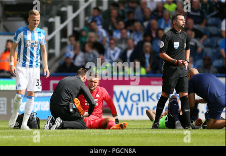 L Huddersfield Town portiere Ben Hamer (sinistra) e Cardiff City's Nathaniel Mendez-Laing (destra) ricevono il trattamento per le lesioni dopo la collisione con ogni altro durante il match di Premier League a John Smith's Stadium, Huddersfield. Stampa foto di associazione. Picture Data: Sabato 25 Agosto, 2018. Vedere PA storia SOCCER Huddersfield. Foto di credito dovrebbe leggere: Richard Venditori/filo PA. Restrizioni: solo uso editoriale nessun uso non autorizzato di audio, video, dati, calendari, club/campionato loghi o 'live' servizi. Online in corrispondenza uso limitato a 120 immagini, nessun video emulazione. Nessun uso in scommesse, gam Foto Stock