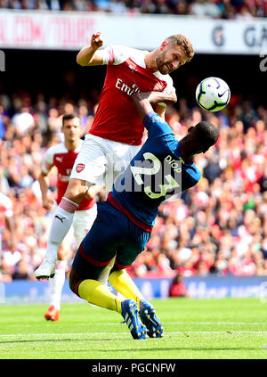 Dell'Arsenal Shkodran Mustafi (sinistra) e West Ham United's Issa Diop (destra) battaglia per la palla durante il match di Premier League a Emirates Stadium di Londra. Foto Stock