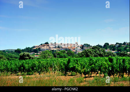 Vista attraverso i vigneti di collina città vecchia di Magalas nel sud della Francia in estate di 2018 Foto Stock