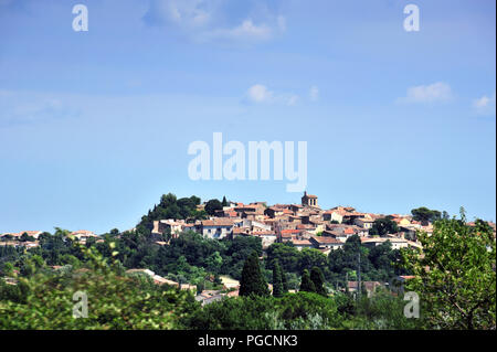 Vista attraverso i vigneti di collina del vecchio villaggio di Magalas nel sud della Francia in estate di 2018 Foto Stock