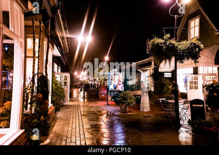 Il Villaggio di Bicester di notte Foto Stock