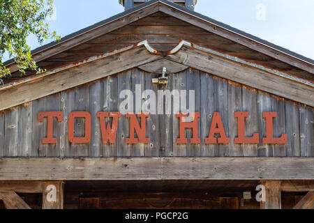 Town Hall segno closeup, vecchio stile occidentale di edificio di legno - Davie, Florida, Stati Uniti d'America Foto Stock