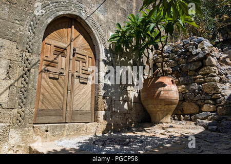 Tradizionale portale ornato, Lindos sull'isola greca di Rodi Foto Stock