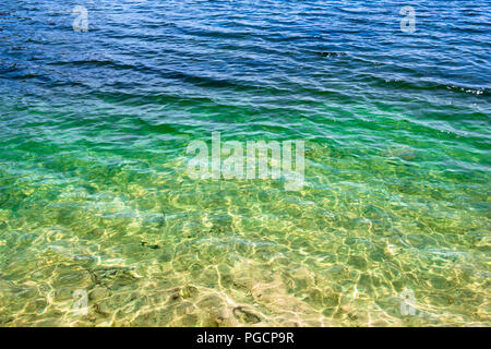 Il lago con acqua sostanze caustiche, dal blu al verde al giallo gradiente, sfondo, texture - Topeekeegee Yugnee (TY) Park, Hollywood, Florida, Stati Uniti d'America Foto Stock