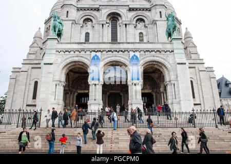 Molti turisti visitano Basilique du Sacre Coeur, Parigi, Francia Foto Stock