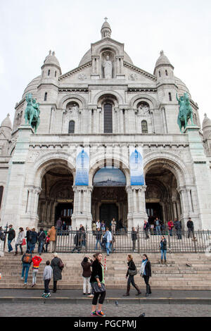 Molti turisti visitano Basilique du Sacre Coeur, Parigi, Francia Foto Stock