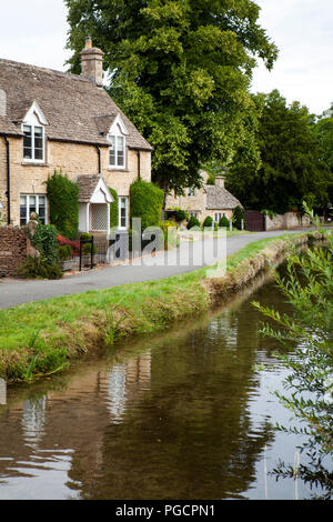 Lower Slaughter, Regno Unito - 9 Agosto 2018: questo pittoresco villaggio si trova accanto al piccolo occhio corrente ed è noto per la sua incontaminata cottage di calcare in t Foto Stock