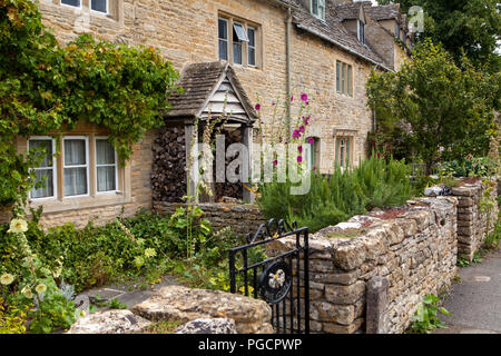 Lower Slaughter, Regno Unito - 9 Agosto 2018: questo pittoresco villaggio si trova accanto al piccolo occhio corrente ed è noto per la sua incontaminata cottage di calcare in t Foto Stock