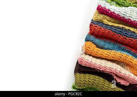 Coperta di lana, colorate di grandi dimensioni di maglia chunky filato. Close-up di coperta di maglia su sfondo bianco. Foto Stock