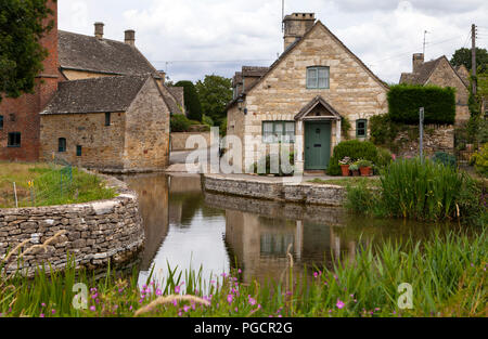 Lower Slaughter, Regno Unito - 9 Agosto 2018: questo pittoresco villaggio si trova accanto al piccolo occhio corrente ed è noto per la sua incontaminata cottage di calcare in t Foto Stock