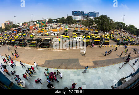 Popolo di Delhi e il trasporto tipico tuk tuk. Foto Stock