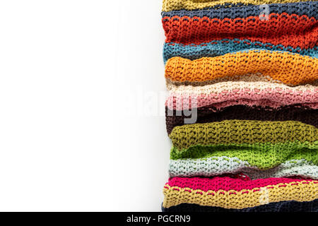 Coperta di lana, colorate di grandi dimensioni di maglia chunky filato. Close-up di coperta di maglia su sfondo bianco. Foto Stock