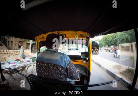 Il trasporto di noi nel classico tuk tuk attraverso le strade di Jaisalmer. Foto Stock