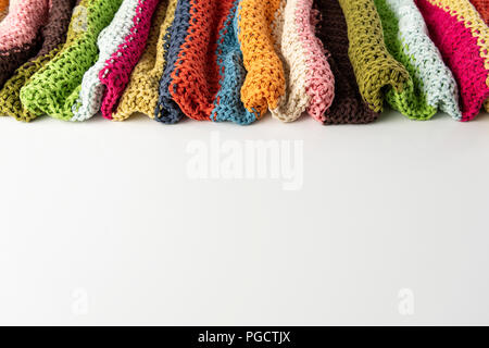 Coperta di lana, colorate di grandi dimensioni di maglia chunky filato. Close-up di coperta di maglia su sfondo bianco. Foto Stock