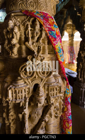 Questi sono un gruppo di templi Jain risalente XII e XV secolo e sono dedicate a varie Jain Tirthankars (eremiti). Sulle pareti del tem Foto Stock