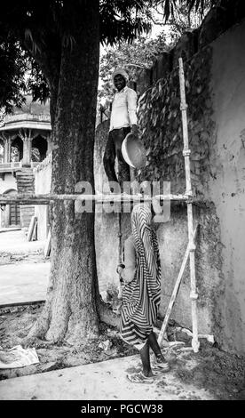 Muratori nel cortile del mausoleo Itimad-ud-Daulah o poco Taj a Agra, India. Foto Stock