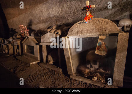 Close-Up di teschi umani a Fontanelle cimitero di Napoli. Foto Stock