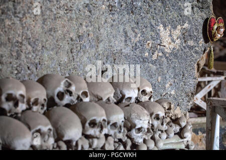 Close-Up di teschi umani a Fontanelle cimitero di Napoli. Foto Stock