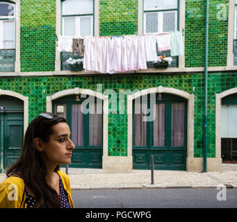 Belle e caratteristiche facciate con azulejos. Lisbona, Portogallo Foto Stock