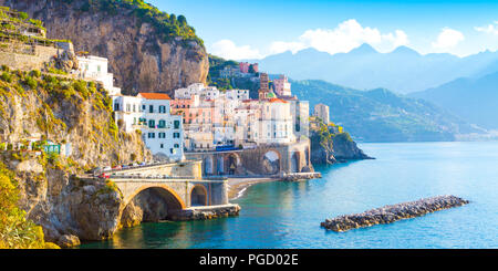 Amalfi cityscape sulla linea costiera del Mar Mediterraneo, Italia Foto Stock