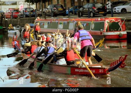 Glasgow, Scotland, Regno Unito. Il 25 agosto, 2018. Regno Unito: Meteo Meteo più brillanti vede locali locali vengono fuori per Scottish canal festival presso Speirs wharf sul canale di Forth e Clyde per la luce del giorno la gara di dragon boat.. Gerard Ferry/Alamy news Foto Stock