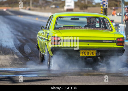 Mildura, Victoria, Australia. 25 ago 2018. Mal Bassett alla guida della sua Ford xy con un Cleveland 434 motore durante il muscolo Aussie staffa. Credito: Brett keating/Alamy Live News Foto Stock