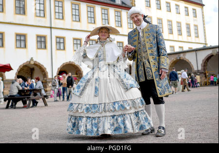 Gotha, Germania. 25 Ago, 2018. I partecipanti in costumi storici al XVIII Festival Barocco al Castello Friedenstein. Credito: Britta Pedersen/dpa-Zentralbild/dpa/Alamy Live News Foto Stock