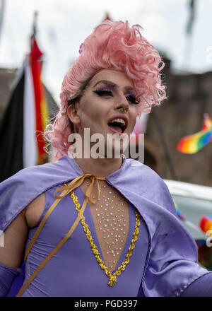 Cardiff, Regno Unito. Un partecipante alla parata del Pride Cymru 2018 che ha superato il Castello di Cardiff nel centro della città. Credito fotografo: Matthew Lofthouse/Alamy Live News. 25/08/2018. Foto Stock