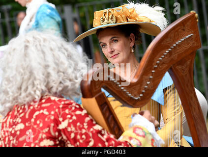 Gotha, Germania. 25 Ago, 2018. I partecipanti indossare costumi storici al XVIII Festival Barocco al Castello Friedenstein. Credito: Britta Pedersen/dpa-Zentralbild/dpa/Alamy Live News Foto Stock