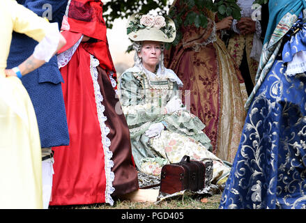 Gotha, Germania. 25 Ago, 2018. I partecipanti indossare costumi storici al XVIII Festival Barocco al Castello Friedenstein. Credito: Britta Pedersen/dpa-Zentralbild/dpa/Alamy Live News Foto Stock