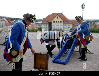 Gotha, Germania. 25 Ago, 2018. I partecipanti indossare costumi storici al XVIII Festival Barocco al Castello Friedenstein. Credito: Britta Pedersen/dpa-Zentralbild/dpa/Alamy Live News Foto Stock