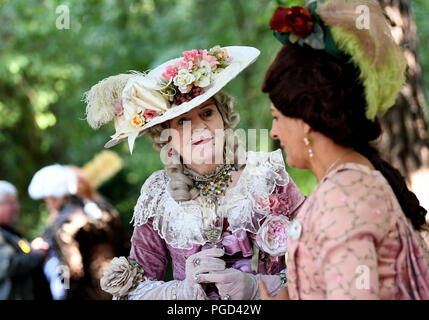 Gotha, Germania. 25 Ago, 2018. I partecipanti indossare costumi storici al XVIII Festival Barocco al Castello Friedenstein. Credito: Britta Pedersen/dpa-Zentralbild/dpa/Alamy Live News Foto Stock