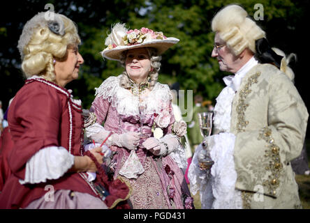 Gotha, Germania. 25 Ago, 2018. I partecipanti indossare costumi storici al XVIII Festival Barocco al Castello Friedenstein. Credito: Britta Pedersen/dpa-Zentralbild/dpa/Alamy Live News Foto Stock