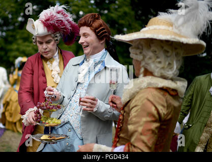 Gotha, Germania. 25 Ago, 2018. I partecipanti indossare costumi storici al XVIII Festival Barocco al Castello Friedenstein. Credito: Britta Pedersen/dpa-Zentralbild/dpa/Alamy Live News Foto Stock