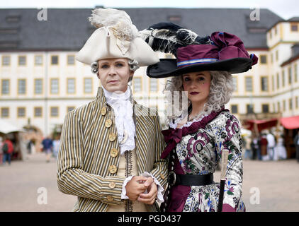 Gotha, Germania. 25 Ago, 2018. I partecipanti indossare costumi storici al XVIII Festival Barocco al Castello Friedenstein. Credito: Britta Pedersen/dpa-Zentralbild/dpa/Alamy Live News Foto Stock