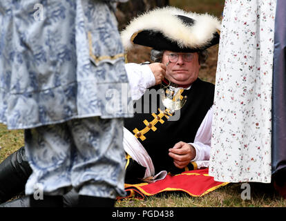 Gotha, Germania. 25 Ago, 2018. I partecipanti indossare costumi storici al XVIII Festival Barocco al Castello Friedenstein. Credito: Britta Pedersen/dpa-Zentralbild/dpa/Alamy Live News Foto Stock