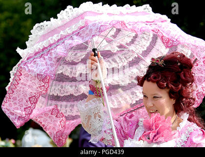 Gotha, Germania. 25 Ago, 2018. I partecipanti indossare costumi storici al XVIII Festival Barocco al Castello Friedenstein. Credito: Britta Pedersen/dpa-Zentralbild/dpa/Alamy Live News Foto Stock