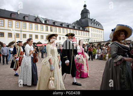 Gotha, Germania. 25 Ago, 2018. I partecipanti indossare costumi storici al XVIII Festival Barocco al Castello Friedenstein. Credito: Britta Pedersen/dpa-Zentralbild/dpa/Alamy Live News Foto Stock