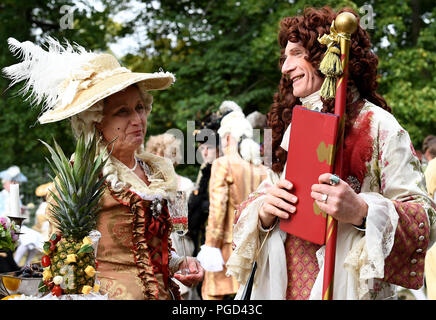 Gotha, Germania. 25 Ago, 2018. I partecipanti indossare costumi storici al XVIII Festival Barocco al Castello Friedenstein. Credito: Britta Pedersen/dpa-Zentralbild/dpa/Alamy Live News Foto Stock