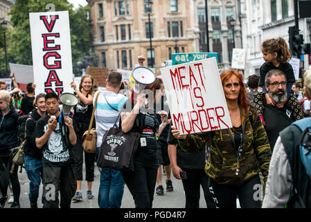 London, Londra, Regno Unito. 25 Ago, 2018. Una donna è visto tenendo un cartello, la carne è assassinio durante il mese di marzo.La Gazzetta dei diritti degli animali marzo è un annuale vegan marzo fondata dal Regno Unito per i diritti degli animali sovracorrente dell'organizzazione. Il marzo passa attraverso le strade di Londra, chiedendo la fine di tutte le oppressioni degli animali. Credito: Brais G. Rouco/SOPA Immagini/ZUMA filo/Alamy Live News Foto Stock