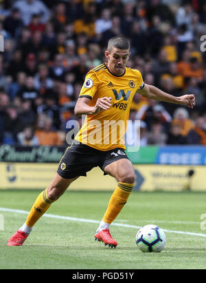 Wolverhampton, Regno Unito. 25 ago 2018. Conor Coady di Wolverhampton Wanderers durante il match di Premier League tra Wolverhampton Wanderers e il Manchester City a Molineux il 25 agosto 2018 a Wolverhampton, Inghilterra. (Foto di John Rainford/phcimages.com) Credit: Immagini di PHC/Alamy Live News Foto Stock