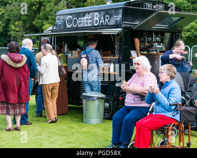 Haddington, Scozia, Regno Unito. 25 agosto 2018. Haddington 700 festeggiamenti Medieval Big Day, il Medieval Day è il momento culminante degli eventi di Haddington 700 che si svolgono nel 2018 per celebrare la concessione di una carta di Robert the Bruce alla città nel 1318, confermando il diritto di Haddington di tenere un mercato. Gli ospiti potranno gustare bevande rinfrescanti presso un bar sulla East Waugh Foto Stock