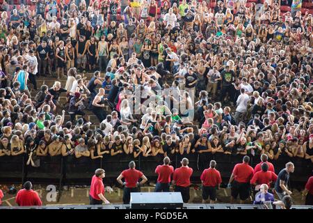 Milwaukee, Wisconsin, Stati Uniti d'America. 31 Luglio, 2013. Ventilatori creano "Muro della Morte' durante siamo venuti come i romani le prestazioni su 2013 Vans warped tour a Marcus anfiteatro a Milwaukee nel Wisconsin Credit: Daniel DeSlover/ZUMA filo/Alamy Live News Foto Stock