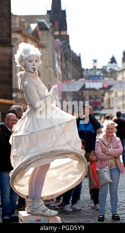 Edimburgo, Scozia, Regno Unito. Il 25 agosto 2018. Frangia di Edinburgh Royal Mile, sul finale del Sabato il sole splendeva sulla High Street e ha portato la folla fuori per gli artisti di strada e statue dando loro del bene pubblico di vedere le loro competenze. Foto Stock