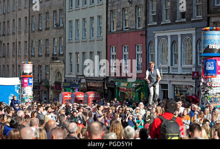 Edimburgo, Scozia, Regno Unito. Il 25 agosto 2018. Frangia di Edinburgh Royal Mile, sul finale del Sabato il sole splendeva sulla High Street e ha portato la folla fuori per gli artisti di strada e statue dando loro del bene pubblico di vedere le loro competenze. Notizie Foto Stock