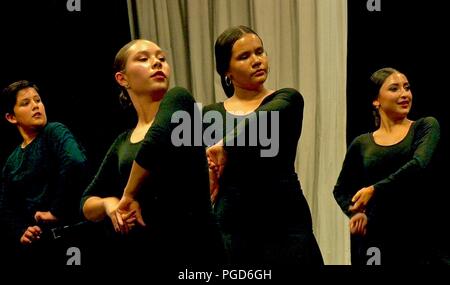 Albuquerque, Stati Uniti d'America. 25 Ago, 2018. Yjastro ballerini eseguono flamenco in old town Albuquerque, New Mexico, negli Stati Uniti, sul 20 agosto, 2018. Il flamenco, la musica folk tradizionale nel sud della Spagna, gode eccezionalmente ampia popolarità nel sud-ovest degli Stati Uniti. Yjastros, l'Americano Flamenco Repertory Company, ha un approccio rivoluzionario che combina la improvvisazione strutturata di tradizionale spagnolo con flamenco moderno American repertorio danza. Credito: Richard Lakin/Xinhua/Alamy Live News Foto Stock