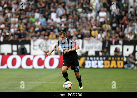 Torino, Italia. Il 25 agosto, 2018. Senad Lulic della SS Lazio in azione durante la serie di una partita di calcio tra Juventus e SS Lazio. Credito: Marco Canoniero / Alamy Live News . Credito: Marco Canoniero/Alamy Live News Foto Stock