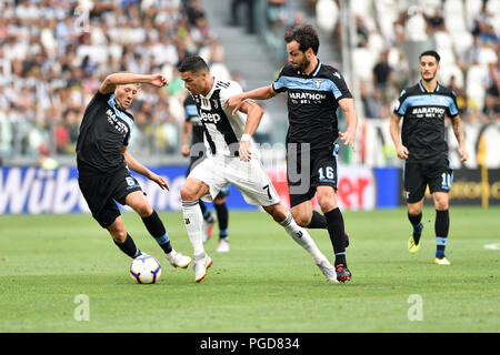 Torino, Italia. 25 Ago, 2018. Cristiano Ronaldo (Juventus FC),Marco Parolo (SS Lazio),Valon Berisha (SS Lazio),Luis Alberto (SS Lazio),durante la serie di una partita di calcio tra Juventus e SS Lazio a Allianz Stadium il 25 agosto, 2018 a Torino, Italia. Credito: Antonio Polia/Alamy Live News Foto Stock